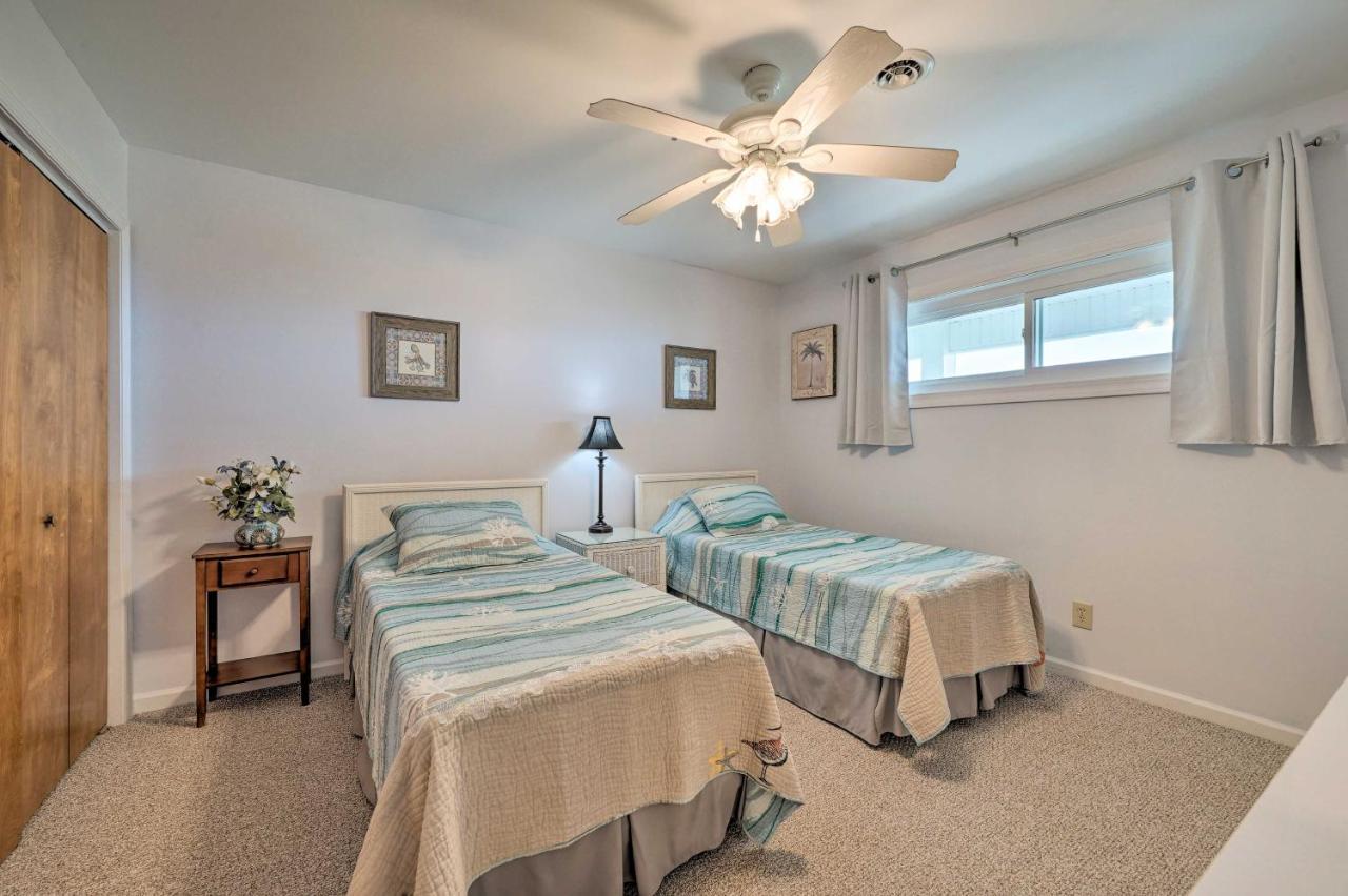 Oak Island Beachfront Condo With Community Pool Exterior photo